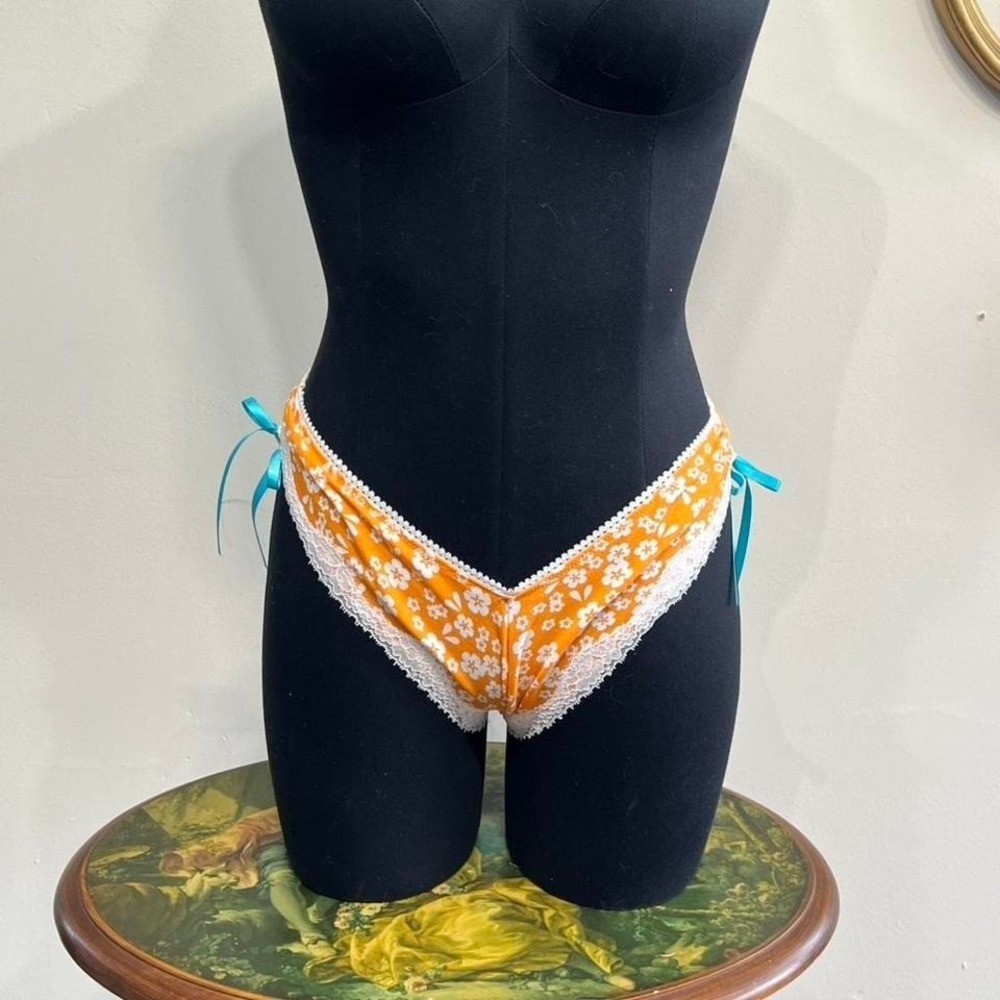 Vintage Victoria's Secret Pout Floral Lace Side-Tie Panties Size Small Orange